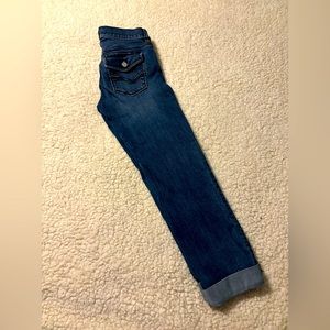 White House / Black Market Slim Crop